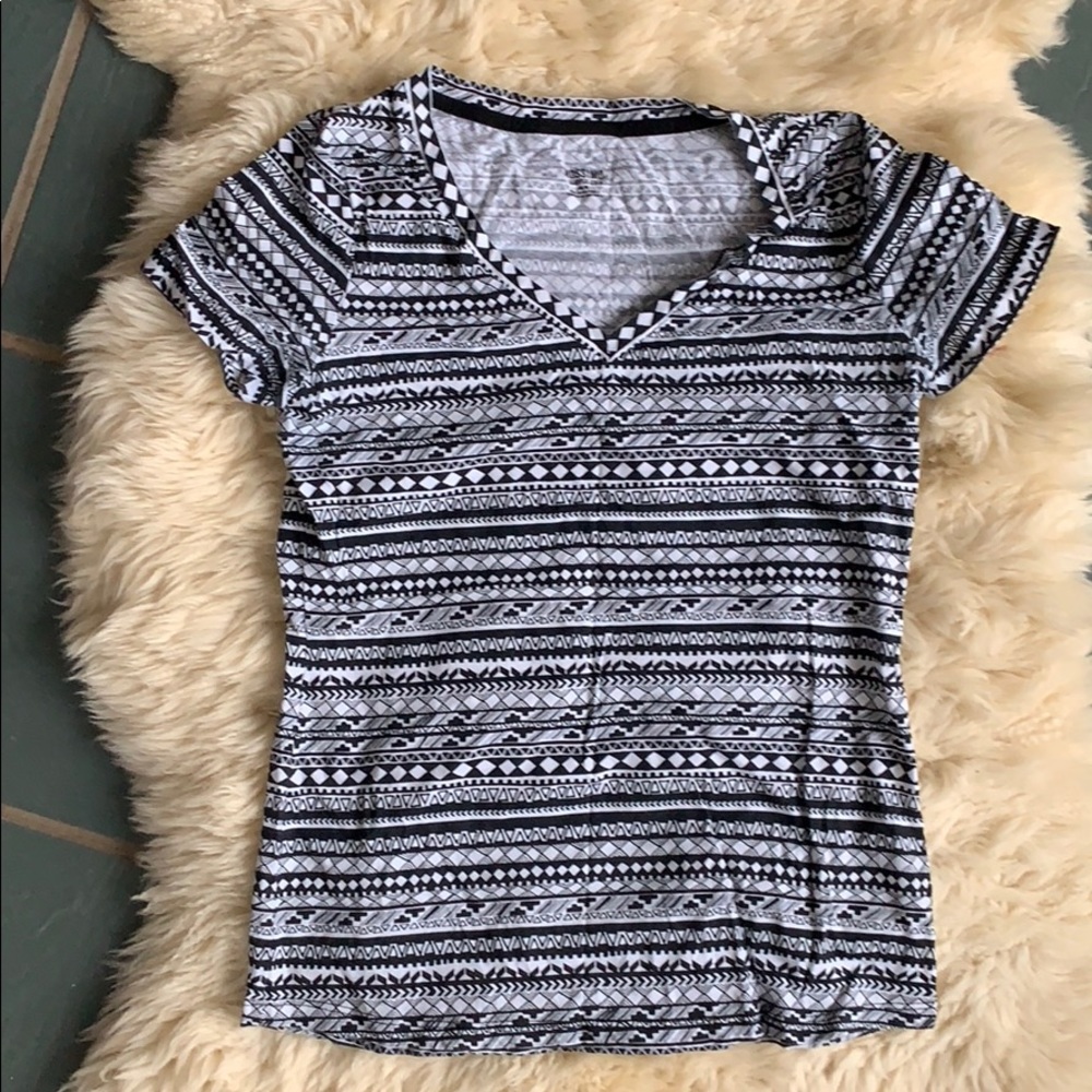 V-neck tee with tribal pattern in b&w